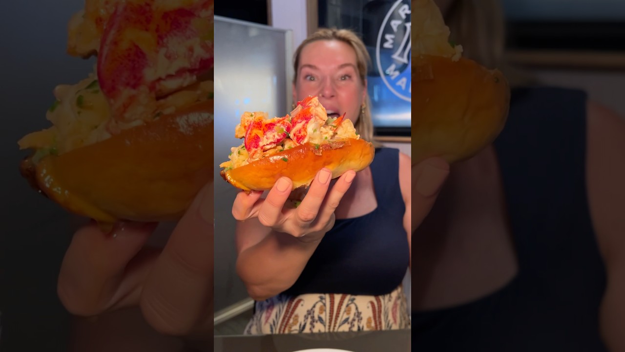The WHOLE LOBSTER ROLL from Mark’s Off Madison in NYC!! 🦞🧈 Tis the season, DEVOURERS! #DEVOURPOWER