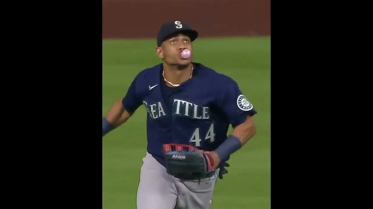 Julio Rodríguez is SO SMOOTH! Makes GREAT catch while blowing bubble!! 😂