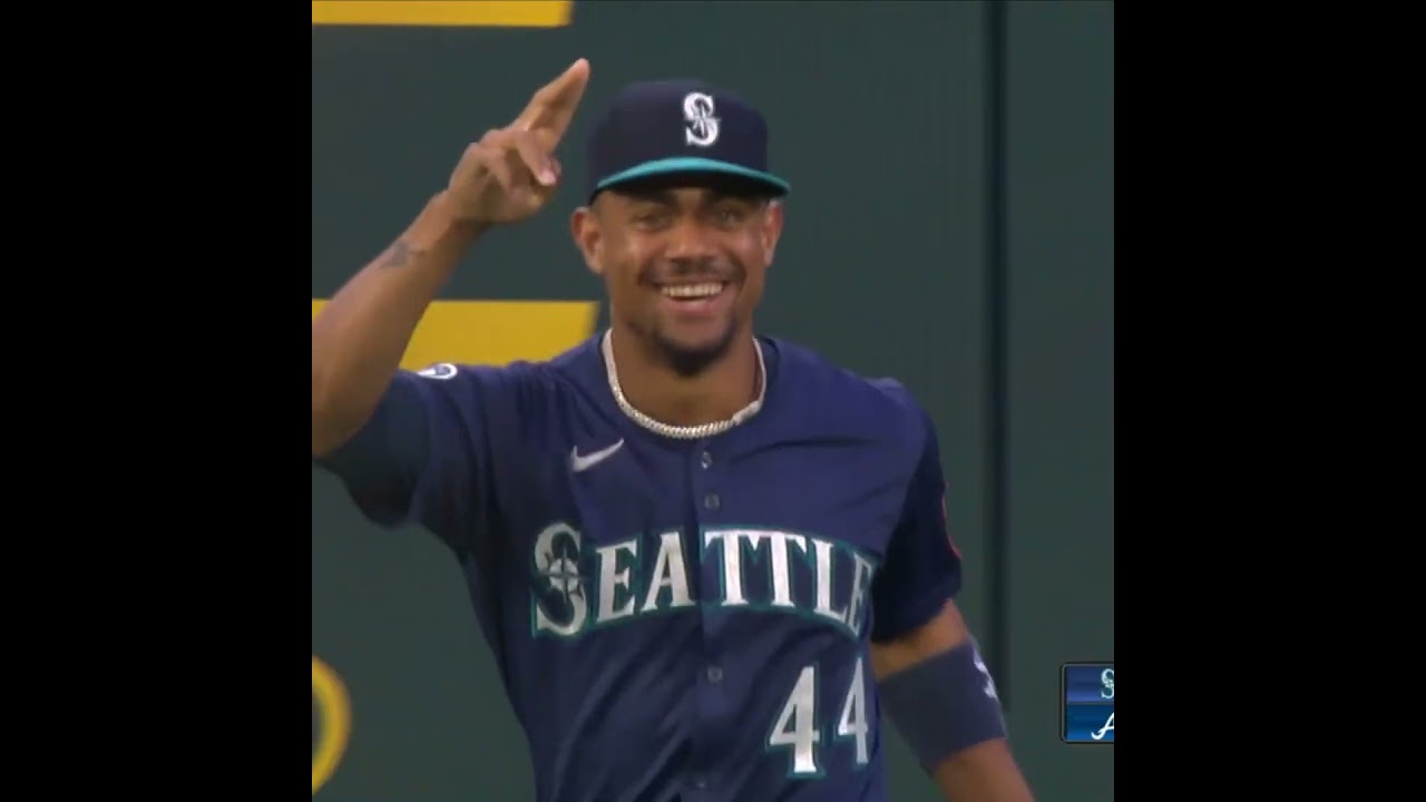 Julio Rodriguez's AMAZING Leaping Catch! | 09/06/2025